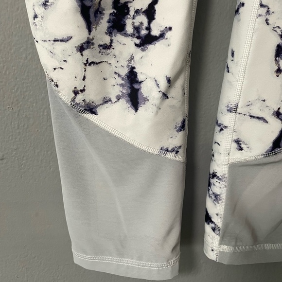 Old Navy Active Powersoft Print Crop Leggings in Small. GapFit Strappy Top in XS - Picture 8 of 16